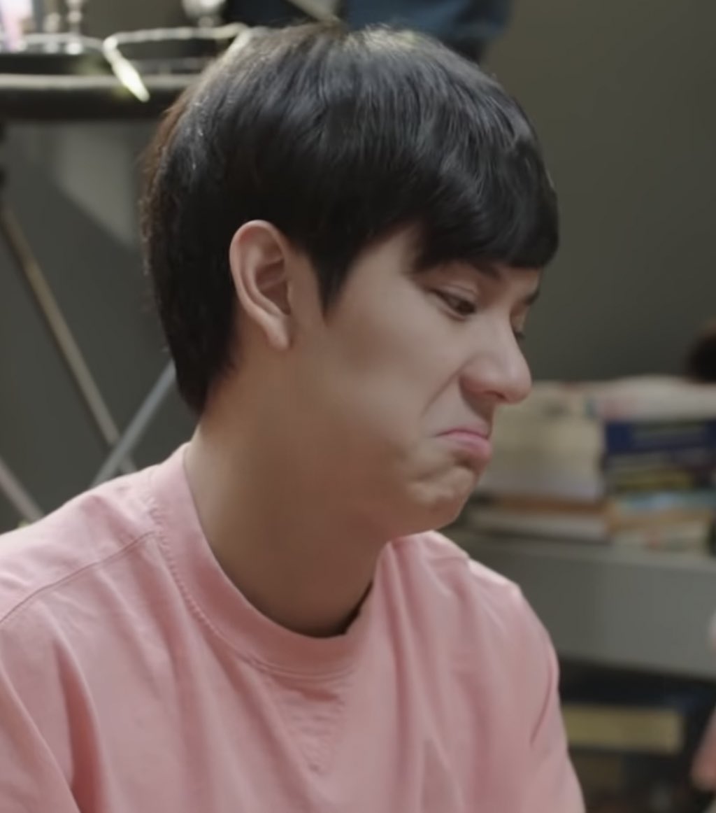 elhsi4's tweet photo. Nanon being Pran in just a moment. This made me missed him so much. 🤧

#SharismaShowCase 
#ohmpawat 
#mynameisnanon #ohmnanon https://t.co/hNNdZ36TqZ