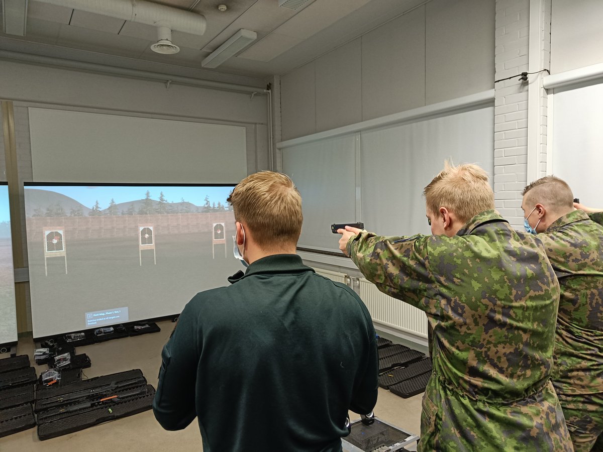 MaasotaK's tweet photo. Johtamisjärjestelmäkadetit tutustuivat panssariprikaatin sisäampumasimulaattoriin. Teemoina olivat nykyaikainen koulutusympäristö, välittömästä palautteesta oppiminen ja kouluttajuuteen valmistautuminen. #maask #viestikoulu #VIESTIK #jojä #maavoimat #simulaattorit https://t.co/cULfRCMQpG