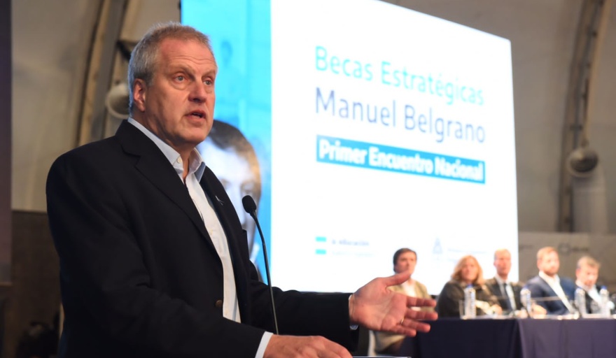 universihoy's tweet photo. 🔸#Perczyk anunció una inversión de más de 9 mil millones de pesos en #becas de estudio para áreas estratégicas del país 

🔗+Info: https://t.co/hAMKjULb4q https://t.co/oAWzK21PGT