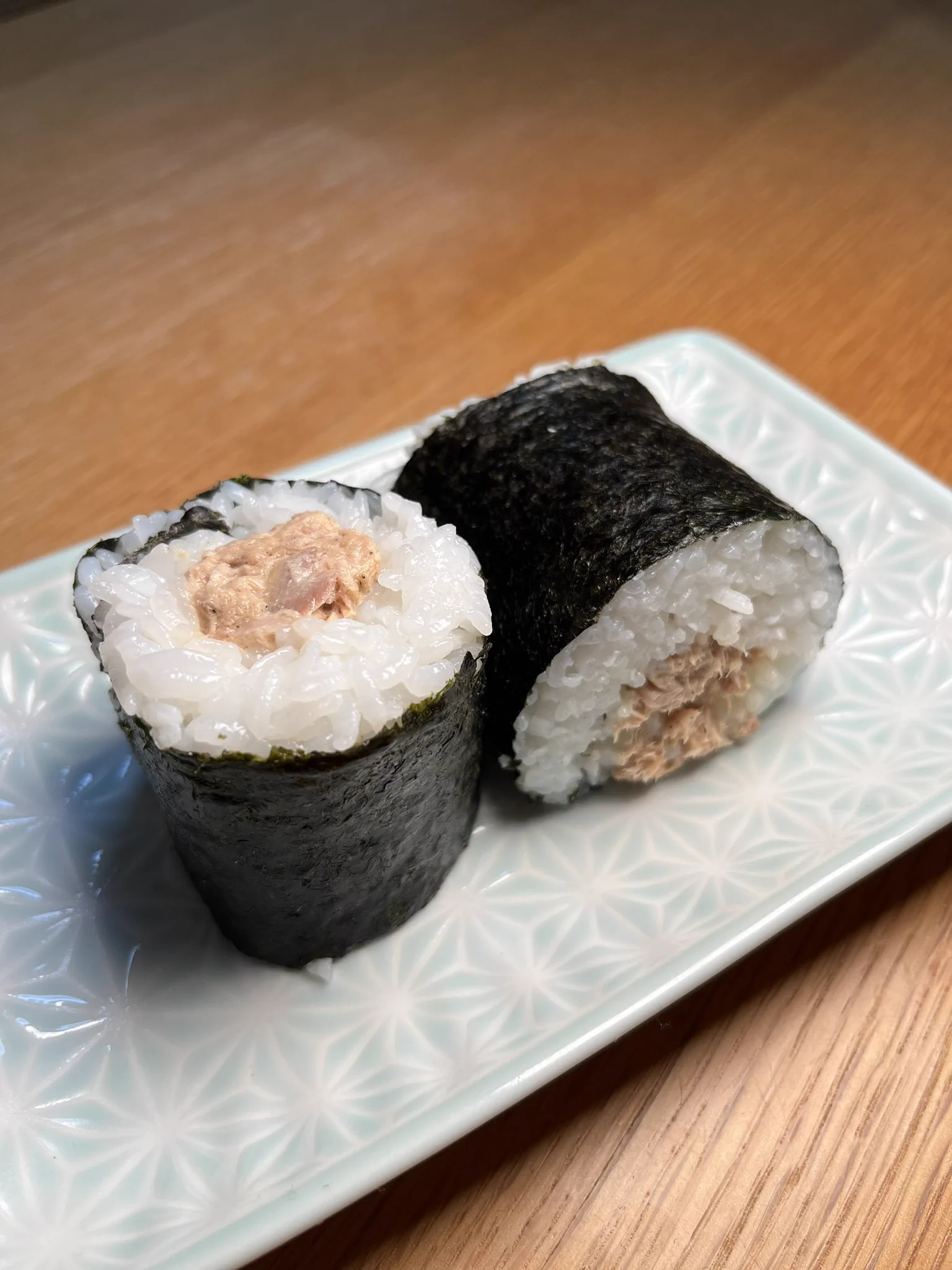 @gogoigarashi 作ってみました🍙✨
おにぎり握るの面倒で、そのままラップごと巻いてしまったけど、手も汚れないし最高だぁ〜♪
ツナ缶だけで作れるから、食費厳しい時も命を繋いでくれるレシピだね✊✨ 