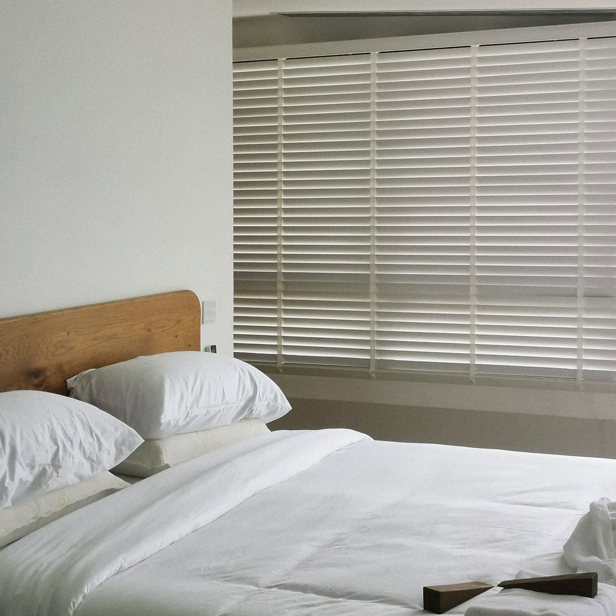 StyleGroup_'s tweet image. Adding a touch of subtlety and sophistication to any room. In our project for 𝗢𝗰𝗲𝗮𝗻 𝗠𝗮𝗿𝗶𝗻𝗮 𝗣𝗮𝘁𝘁𝗮𝘆𝗮, we have introduced both blinds and sheers which add unique details to each room.