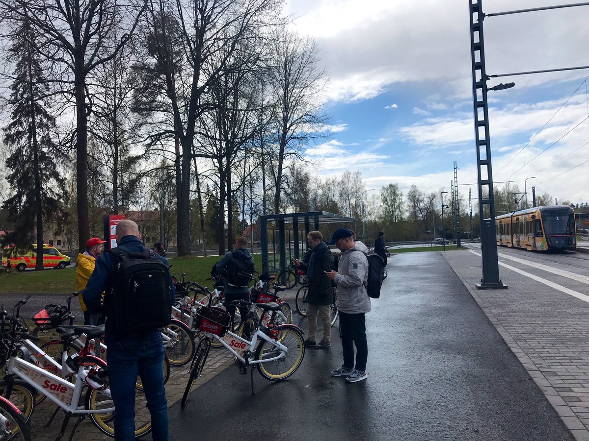 HuttuNa's tweet photo. Viime syksynä (Lahdessa) perustettu #Kaupunkipyöräfoorumi kokoontui toista kertaa, tällä kertaa Tampereella. Testiajoimme Sale-fillarit (kevyt polkea), pohdimme tulevaa ja morotimme Pahvi-Kalea. Taustalla myös upea ratikka ja kiskot. 💜 #pyöräilyviikko #pyöräily https://t.co/Cygi1O1Sup
