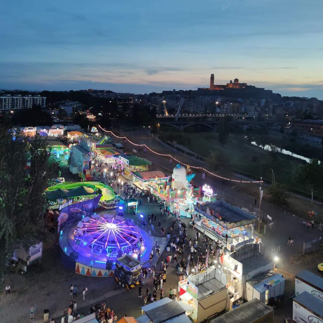 JAntoniRomeroR's tweet photo. Record de la Festa Major de Lleida 2022
@FestesLleida @paerialleida @turismedelleida @aralleida #Lleida #SantAnastasi #festamajordelleida2022 #firetes #desdelanòria #comparteixlleida #testimolleida #primavera2022 https://t.co/rXd8OQLQ26