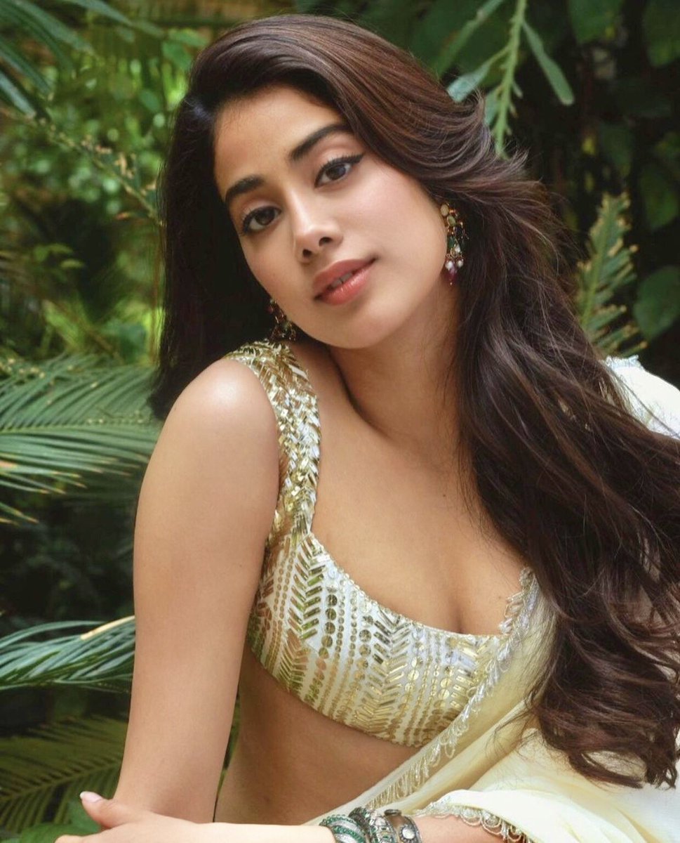 janhvikapoorr's tweet photo. Hello 😉💋 https://t.co/md1rTYukkT