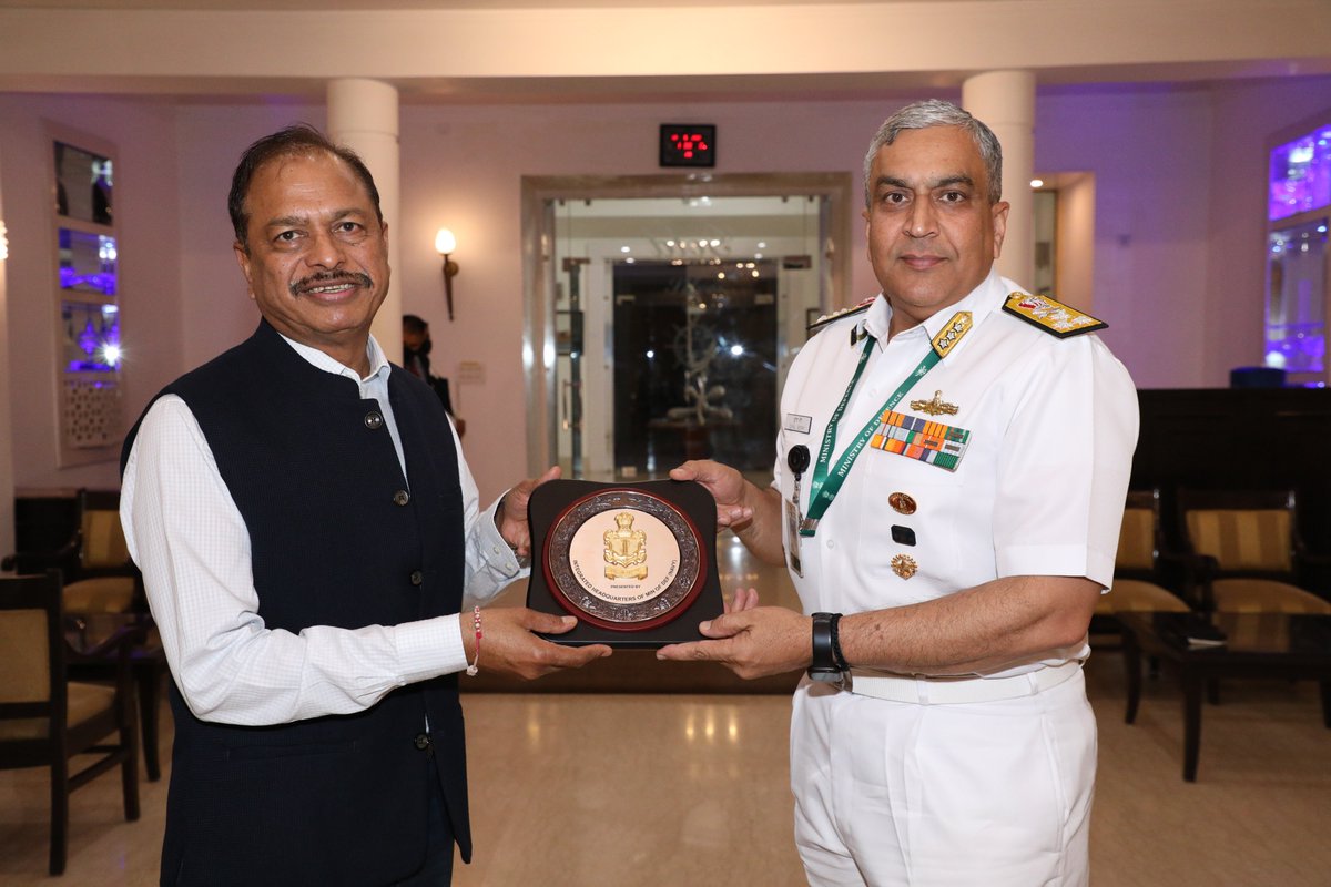 SpokespersonMoD's tweet photo. An MoU was signed today between the #IndianNavalPlacementAgency and the shipbuilding arm of the @larsentoubro - L&T Shipbuilding, #LTSB to explore opportunities for the recruitment of naval Ex-Servicemen at #LTSB
Read here for more: https://t.co/JZoKDl2Krp https://t.co/xVbubplrDn