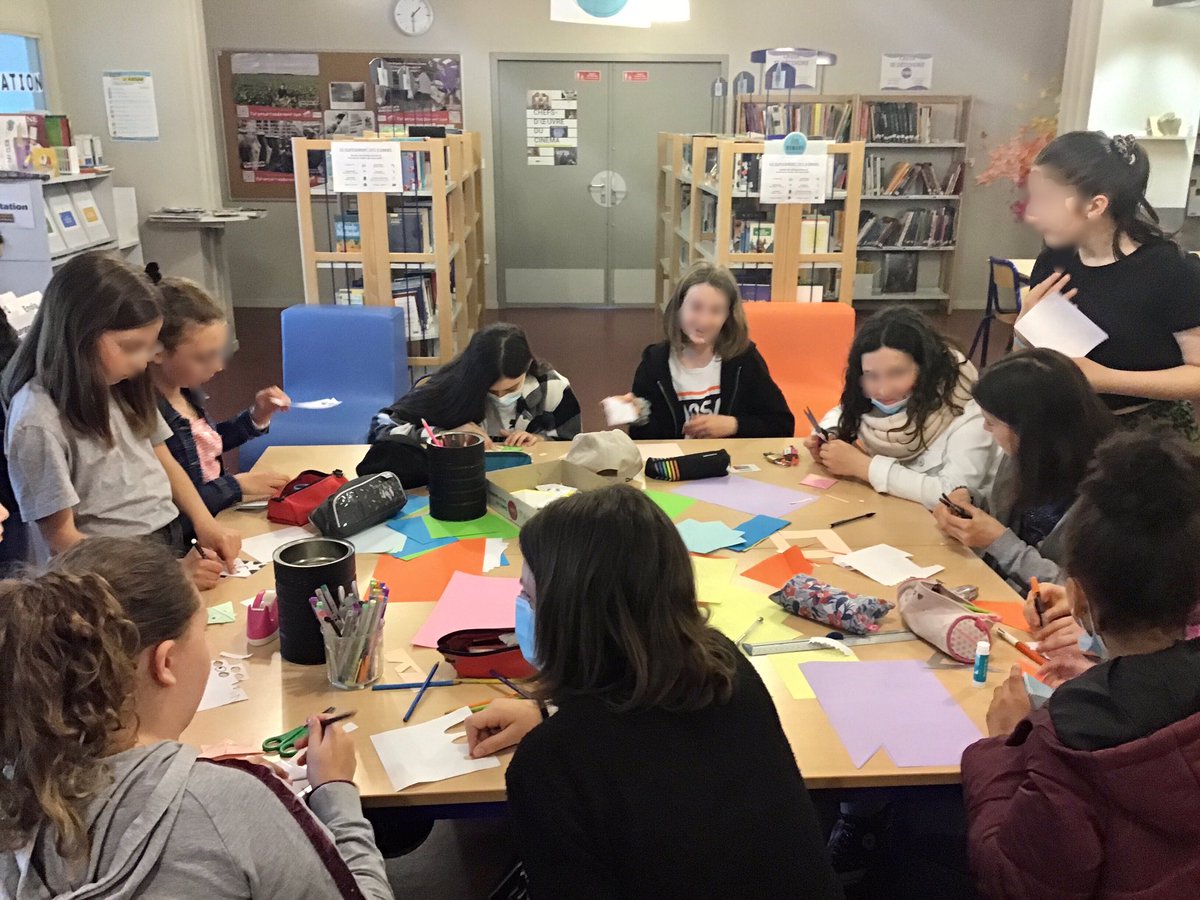 CdiFlers's tweet photo. Petite pause zen au CDI avec la création de marque-pages origami… #CDIzen #atelierlecture https://t.co/E1U107GoHd