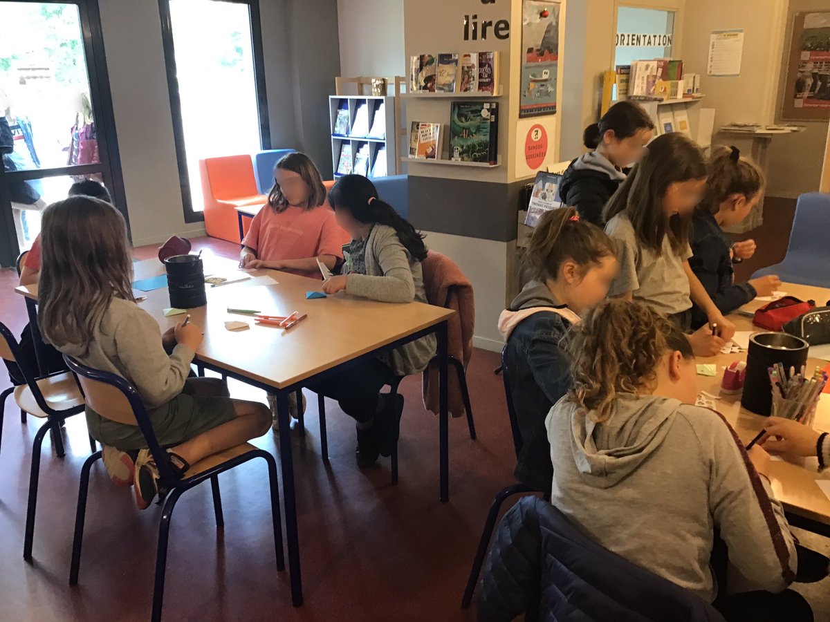 CdiFlers's tweet photo. Petite pause zen au CDI avec la création de marque-pages origami… #CDIzen #atelierlecture https://t.co/E1U107GoHd
