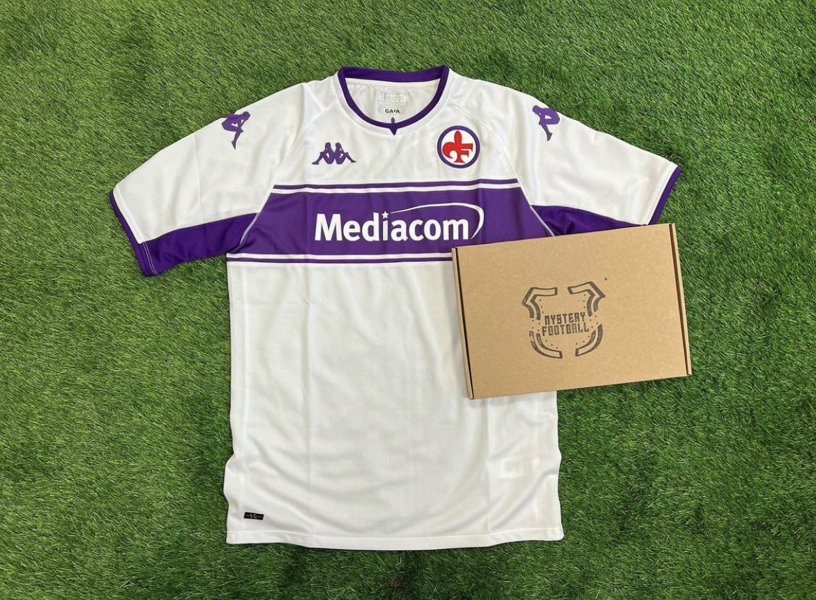 mysteryfootball's tweet photo. If there’s 2 or more yellow cards in the North London Derby tonight, we will give away a Mystery Football shirt to one lucky follower! 🔴⚪️

To enter: 
1️⃣ RT this tweet
🤝 Follow us

Good luck! 🤞🏻 https://t.co/KRgCJI4IDM