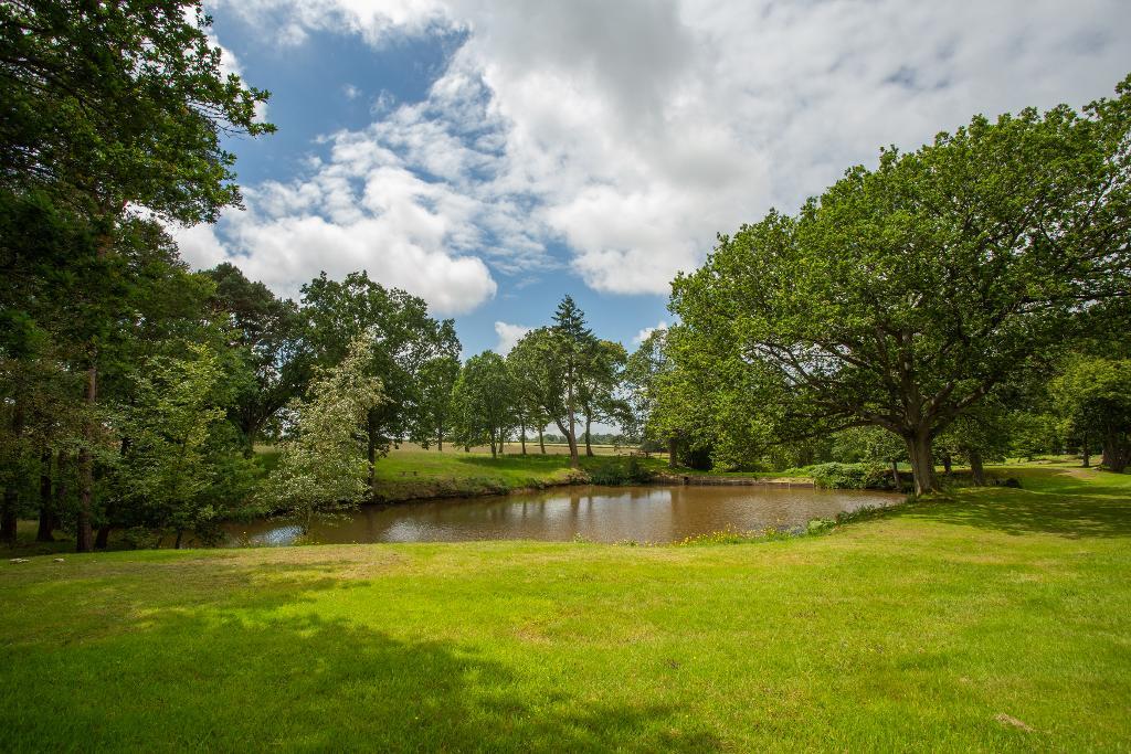 QuickMoveUK's tweet photo. Quickmove is delighted to welcome a new residential park to our park network. Situated in East Sussex, this gated community provides an outstanding view over a lake.

Customers can enjoy luxury showhomes in a unique setting surrounded by woodland.

https://t.co/tjs9ILVlzj https://t.co/u1JbGLIPt3