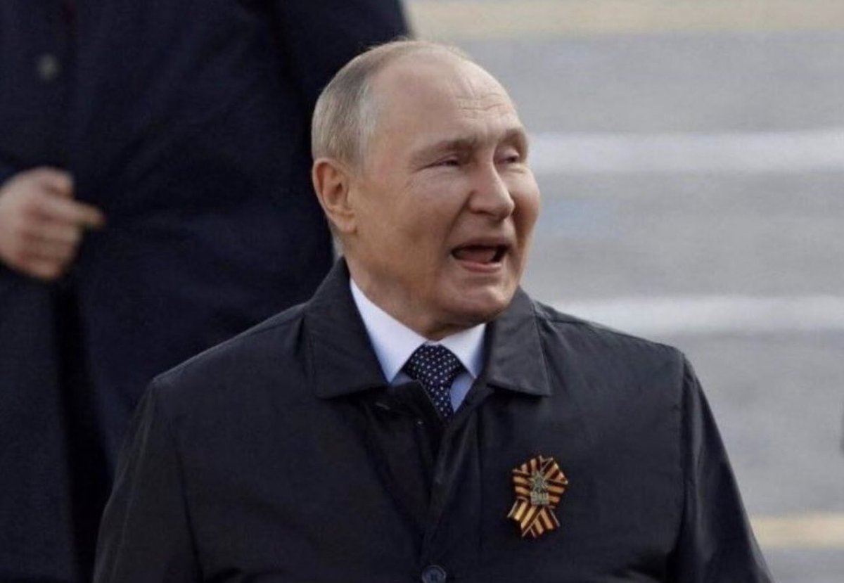 Robbo1992x's tweet photo. He looks well doesnβt he? Why are we endlessly fighting, humiliating, provoking and insulting this clearly dying, blood thirsty dictator with an ACTUAL WMD stockpile who has his addled brain and poisoned soul blackened by drugs and imminent death? #100SecondsToMidnight #WW3 https://t.co/v1PyKqTcCr