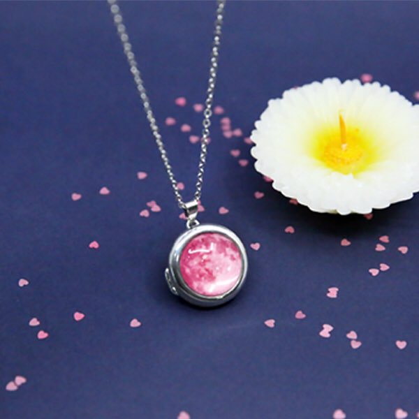 iubogum's tweet photo. Jieun Birthday Month Giveaway 💗

- iu strawberry moon necklace (mali engraving nito kasalanan ‘yun ng edam)
- followers &amp; ph only
- RT to join
- bawal 88M supporter, mainit pa ulo ko pls lang 
- Ends on 5/16 https://t.co/bIxlbYGZ4d