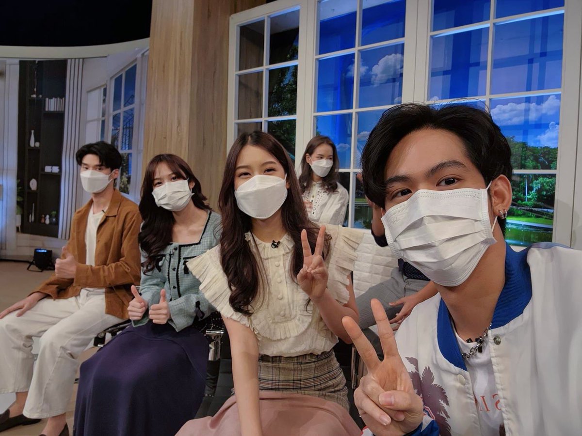 guncharlieee's tweet photo. วันนี้มาเดินสายโปรโมทซีรี่ส์ #TheRhythmOfLife โบ้ะบ้ะกันตั้งเเต่เช้ายันเย็น 555555555 แสบๆทั้งนั้นนน

ปล. แอบดูตอนที่ 1 มาละบอกเลยว่าพลาดไม่ได้แน่นอน 🤔

#จังหวะชีวิตลิขิตฝัน 
#MobileBNK48 #โมบายพิมรภัส 
#PeakPeemapol #Thanutchayabiw
#gunsetthapong https://t.co/8nGBCjb7xW