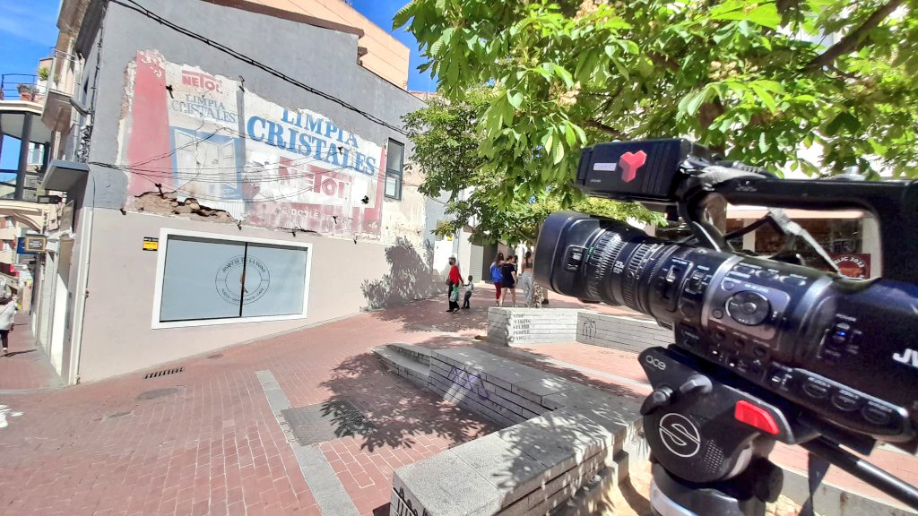 CanalTerrassa's tweet photo. 📍 Us heu fixat en l'antic anunci de #Netol que ha quedat al descobert al carrer Font Vella? En breu us expliquem quin futur li espera i en recuperem imatges d'arxiu | https://t.co/EvFEpFU9C8 | #Terrassa 

[📸 @monros_roma] https://t.co/PV6S5QZFQP