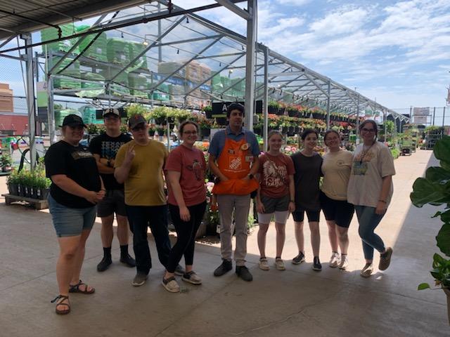 PatrickWeaver6's tweet photo. Had Henrietta high school stop by Home Depot for an impromptu field trip. So we hosted! It was the environmental science class. They were out learning about eco friendly items and also went around to some of the farms. @HomeDepot_6588 @StephVasquezSA @bert4828 @KaliTerryTHD https://t.co/2HbIlP1gLC