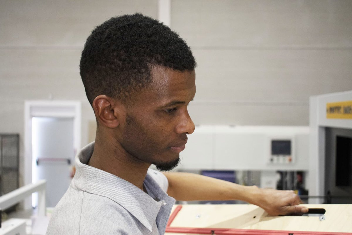 Esta semana os presentamos a nuestro compañero Saadou. Saadou forma parte de nuestro equipo humano y desarrolla sus funciones en el Departamento de Encuadernación y post-impresión. Su capacidad de aprendizaje y humildad, han hecho de Saadou un compañero ejemplar.