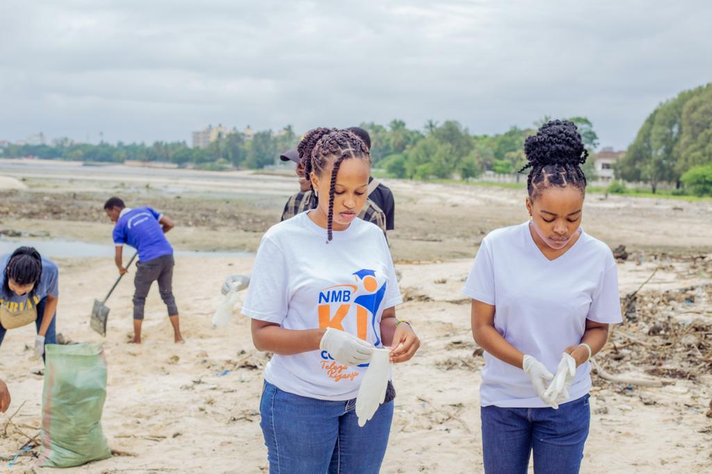 SDGsTanzania's tweet photo. We have one of the young environment activists @KivuyoLaurel  and enthusiasts on marine participating in marine resource management through mobilizing young people to volunteer in cleaning coastal areas together with advocating for underwater conservation #ClimateActionNow #sdg14 https://t.co/95IzKq7G2C