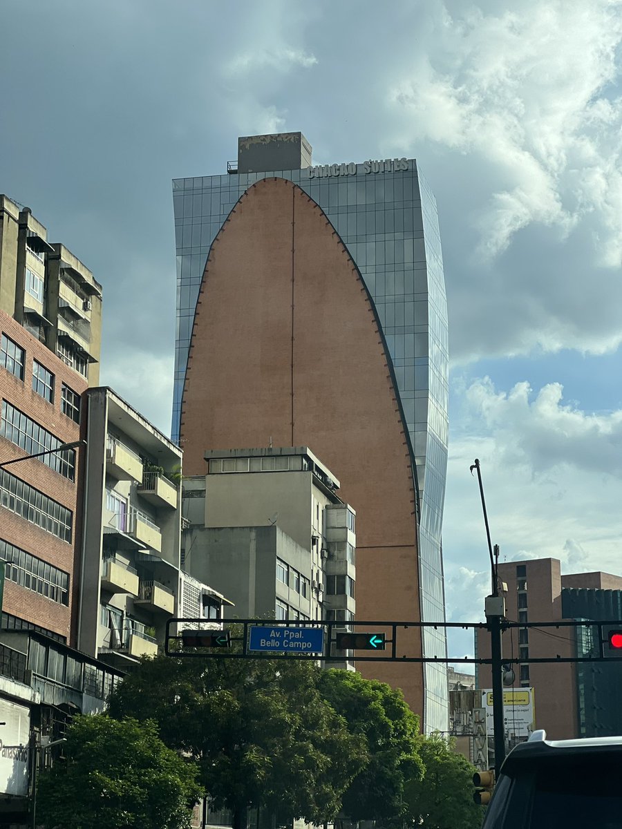 charlienelsonm's tweet photo. Este es el edificio más feo de toda Caracas y de eso no hay dudas https://t.co/W7BdCq3GIR