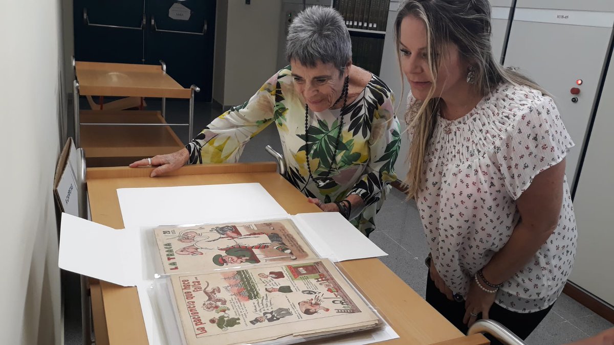 GVABValenciana's tweet photo. Hemos recibido la visita de la hija y la nieta del dibujante Carlos Gómez Carrera ‘Bluff’: Olivia Gómez Yule y Heather Lee Yule. Han consultado ejemplares de la revista  ‘La Traca’  en la que trabajó Bluff, fusilado, junto a  Vicent Miquel Carceller, en junio de 1940 en Paterna https://t.co/yE8mbYnqYX