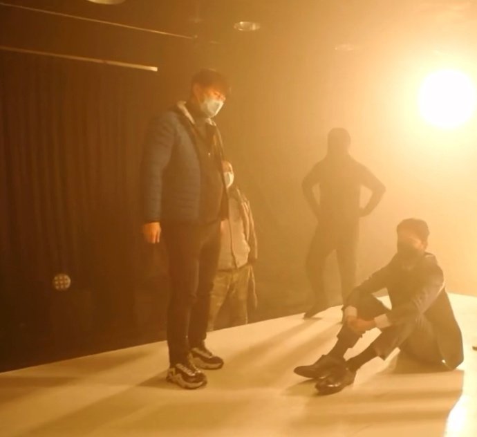 enth_um's tweet photo. 숏버 보고 나에게 남은것..
앉아있는 자세가 무지 귀여운 본진님 
와중에 발목 너무 얇아서 치임..🤦‍♀️ https://t.co/eLLMVea7gx
