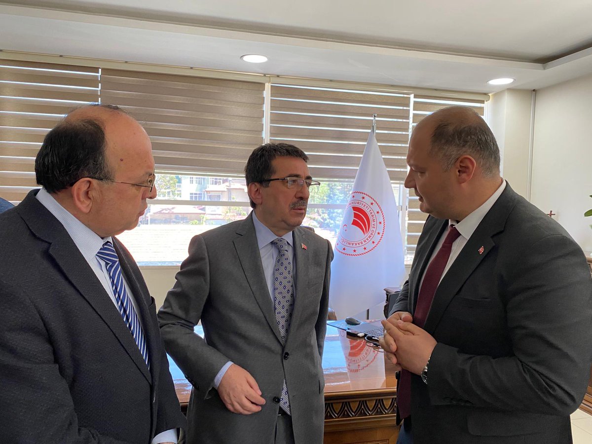 7. Tarım ve Hayvancılık Fuarı için Burdur'a ziyaret gerçekleştiren Gölhisar’ımızın eniştesi Tarım Bakan Yardımcısı Nihat Pakdil'e Kibyra Antik Kenti tablosunu takdim ederek, ilçemiz adına tarım taleplerimizi ilettik.
<a href="/TCTarim/">T.C. Tarım ve Orman Bakanlığı</a> <a href="/tcbestepe/">T.C. Cumhurbaşkanlığı</a> <a href="/Burdurvalilik/">T.C. Burdur Valiliği</a> @Bayramburdur <a href="/yasinugurmv/">Yasin Uğur</a>