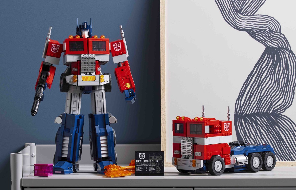 Kyde's tweet photo. I am very happy to finally be able to talk about what I’ve secretly been working on for quite a while here at the LEGO Group, in collaboration with Hasbro(!): 10302 Optimus Prime! Transforms without disassembly! https://t.co/bBE9oSH724