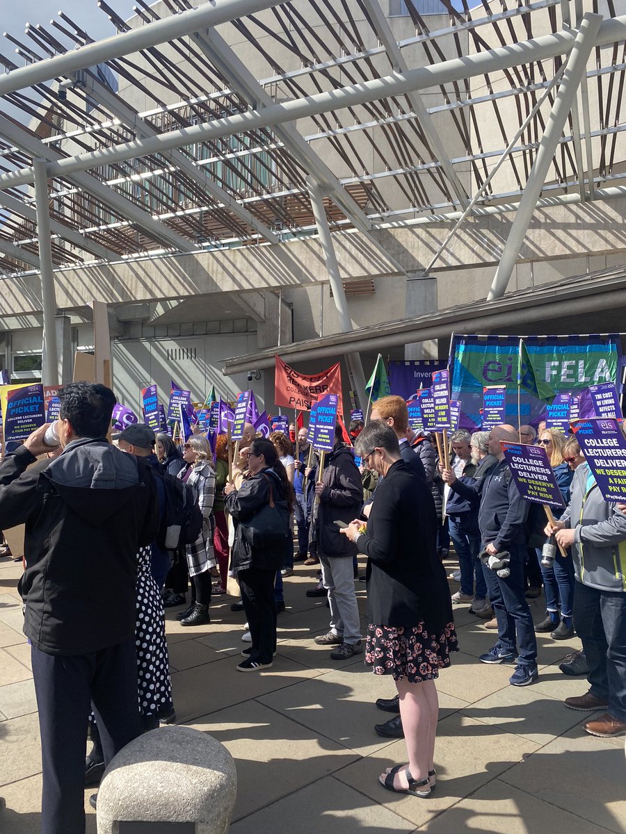 What a turn out in the sun at parliament today for the <a href="/EISFela/">EISFela</a> rally! #PAYwedeservebetter 👏🏻💪🏻