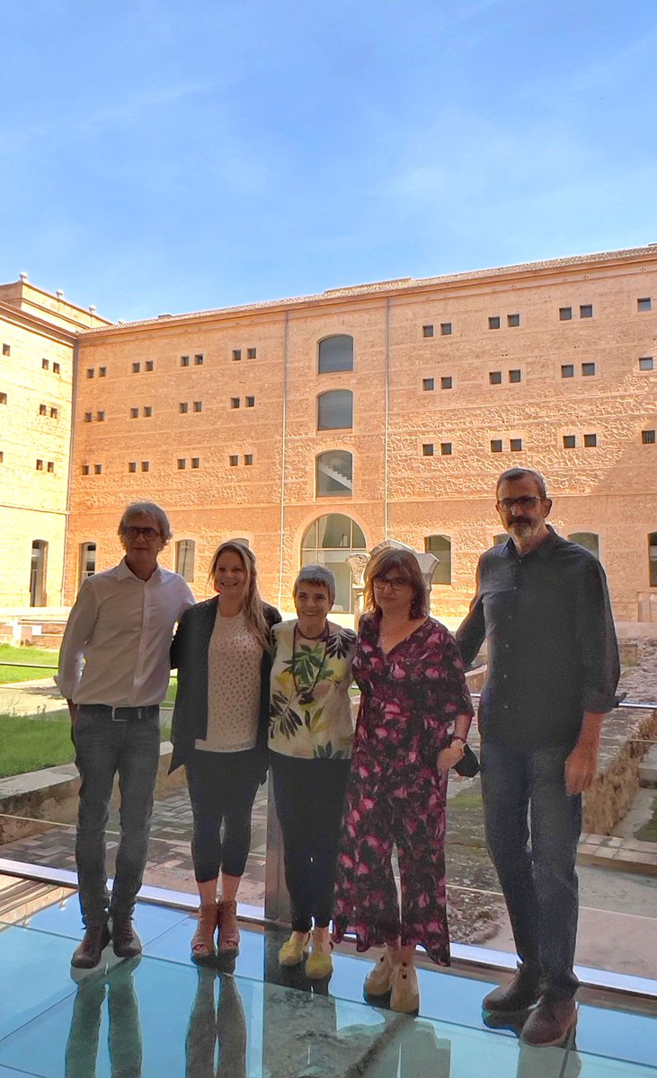 GVABValenciana's tweet photo. Hemos recibido la visita de la hija y la nieta del dibujante Carlos Gómez Carrera ‘Bluff’: Olivia Gómez Yule y Heather Lee Yule. Han consultado ejemplares de la revista  ‘La Traca’  en la que trabajó Bluff, fusilado, junto a  Vicent Miquel Carceller, en junio de 1940 en Paterna https://t.co/yE8mbYnqYX