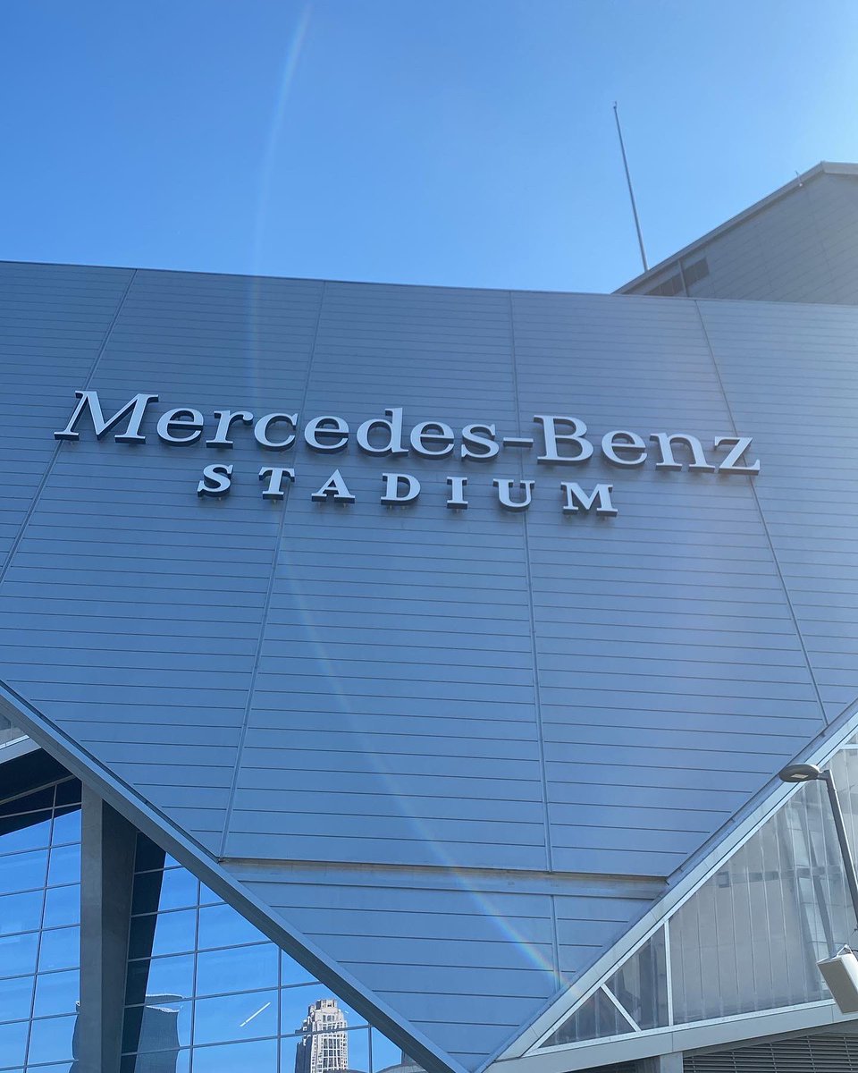 HillgroveFlag's tweet photo. Thank you to @FalconsCR for having us at the Girls Flag Football Wall Ceremony. What an awesome event! π ππ #TheGrove #GoHawks #BannerInTheBenz #GirlsFlagFootball https://t.co/uLd78TBjK7