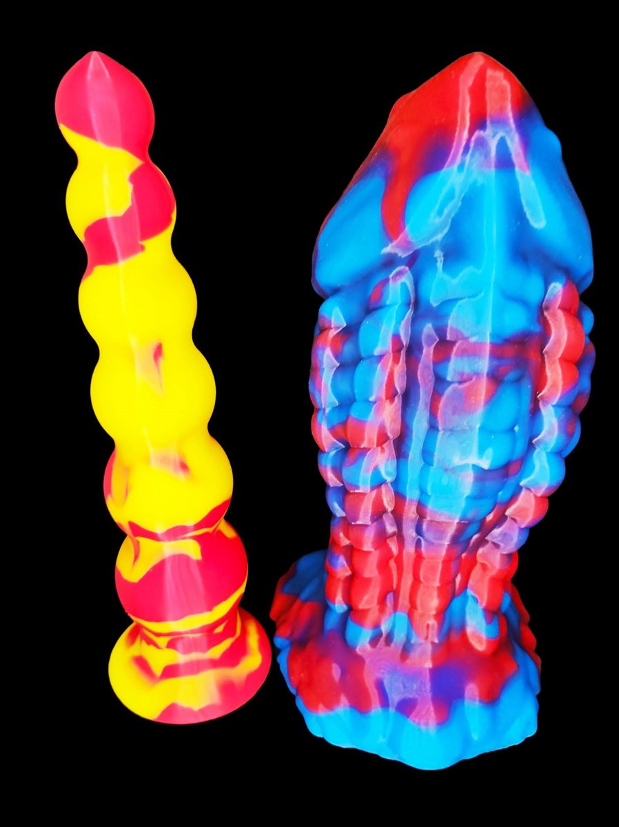 DeepPleasureToy's tweet photo. S tím černým pozadím je velikost relativní. Tak tady je jedno srovnání.. :) Průměr 5 cm vs 10 cm.
Chceš taky nějakou kvalitní hračku na míru? Napiš a my to to s tebou rádi probereme. #bigdildo #siliconedildo #pussystreching #holestreching #fistingtoy #assstretching #assfuck https://t.co/Db5k3fOz81