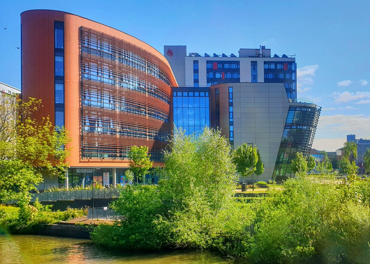 A beautiful shot of the Vijay Patel building at @DMULeicester and our gallery to the right, which contains the incredible work of Leicester Gallery Play and our Leicester Gallery Shop 😎