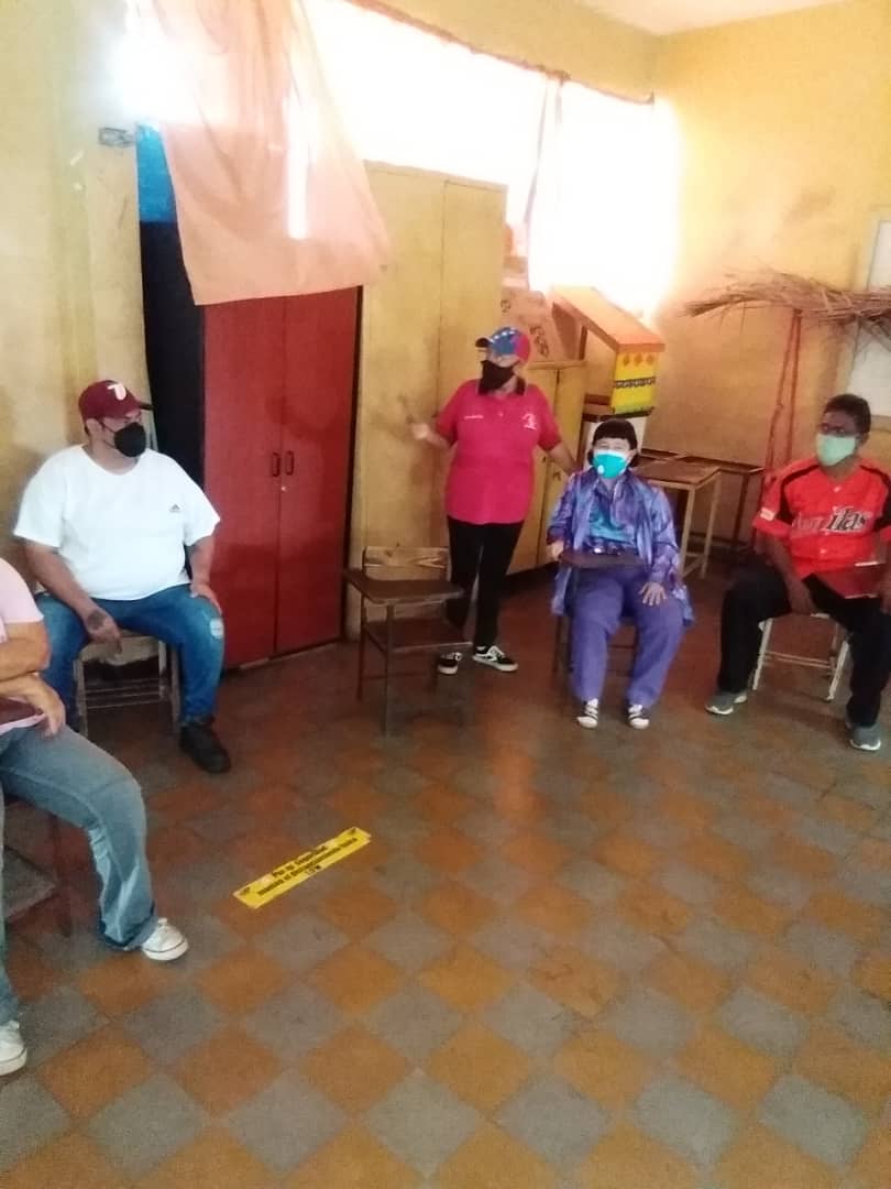 infocomunalZU's tweet photo. #12Mayo2022|| MPPCyMS/ FundaComunal
     
En la Parroquia Santa Lucía, de Maracaibo en el Estado Zulia se realizó una reunión de carácter informativo, con el objetivo de impulsar, orientar y acompañar al Poder Popular.

#NuestraAméricaUnida https://t.co/z4hqOgGfEQ