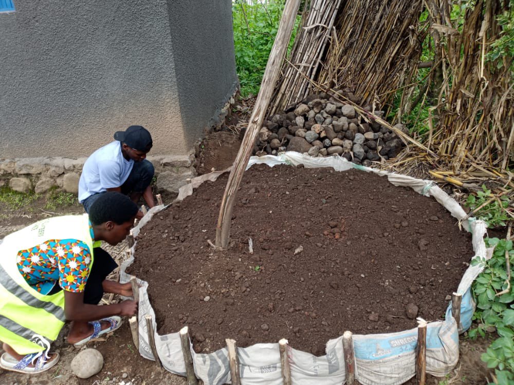 Twitungire ubuzima buzima turya Imboga✊🏾.youth volunteers b'umurenge wacyuve mu karere ka <a href="/MusanzeDistrict/">Musanze District</a>. twubakiye uturima twigikoni abaturage bagiye batandukanye batuye murenge wa Cyuve.#Imihigo irakomeje✊🏾<a href="/LGahonzire/">Landouard Gahonzire</a> <a href="/ramuli_janvier/">JanvierRamuli</a> <a href="/kamaxelle/">Kamanzi Axelle</a> <a href="/RobertByiri/">ROBERT BYIRINGIRO</a>