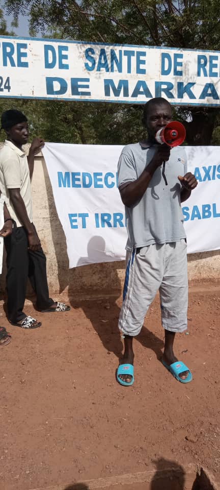 Manifestation à #Markala devant le centre de #santé.
Ns invitons les autorités compétentes à intervenir à temps.
Selon les manifestants ils font face à des jugements, de la négligence et aussi d'abus de pouvoir des personnels de santé. 
<a href="/MSDS_Mali/">Ministère de la Santé et du Développement Social</a>
#Santé_est_un_droit_pour_tous.