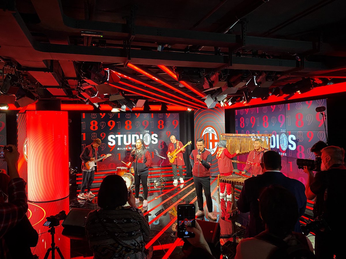 Crazy just how many Milan fans are travelling from abroad to make the game this Sunday.

We welcomed a band from our Indonesia fan club earlier to perform in the studios.

+ excited to meet fans from Oz, Spain, Ireland, USA in the next few days.

Who else is on their way?! ❤️🖤