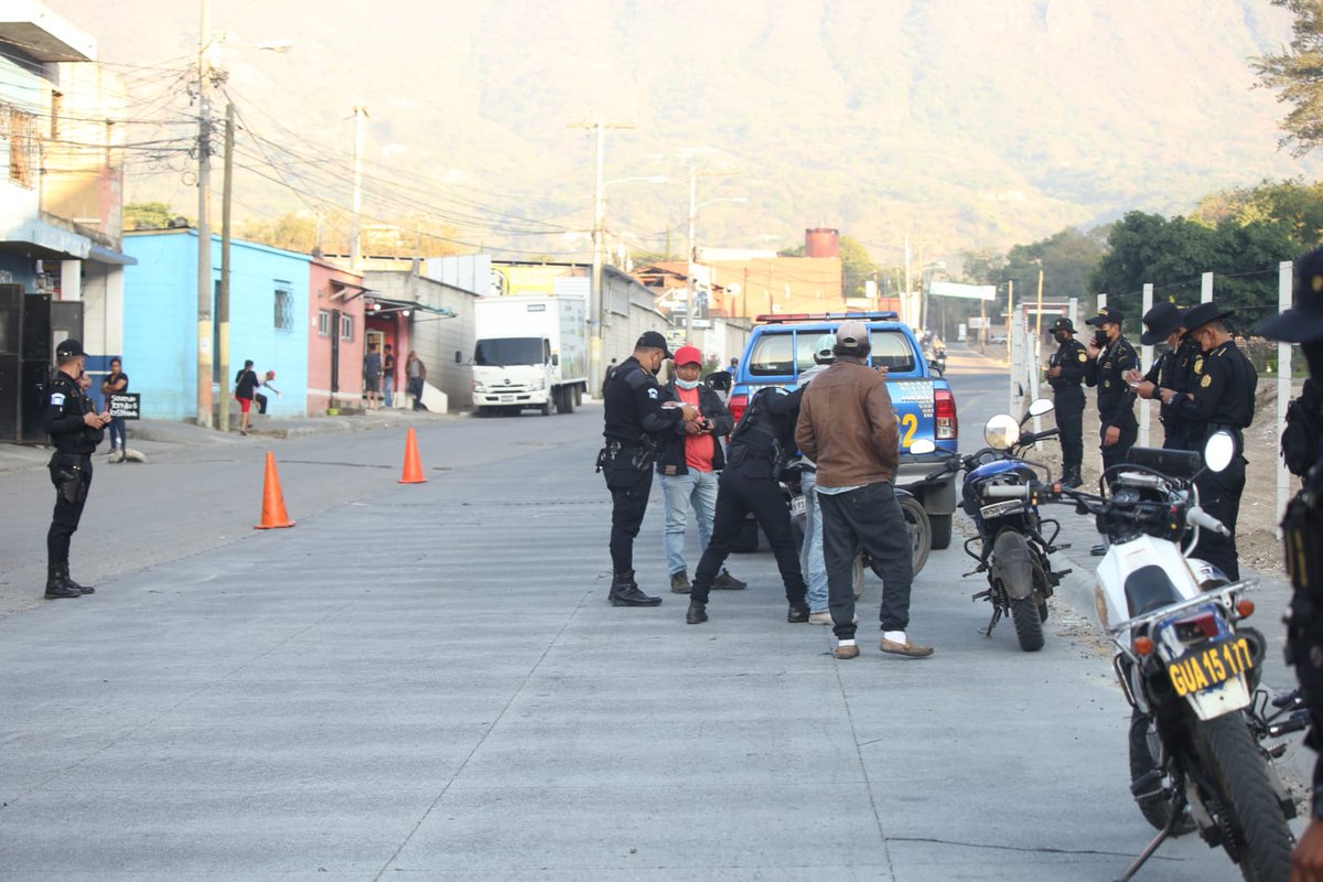 PNCdeGuatemala's tweet photo. #SeguridadYControl fase VII, se realiza, con instrucciones del @mingobguate a través de la #PNC en Amatitlán, Villa Nueva y Boca del Monte para brindar seguridad a los vecinos.
Si tiene información de utilidad para #PolicíaNacionalCivil25añosdeProtegerYServir llame al 1561 https://t.co/wcjF3nBtEU