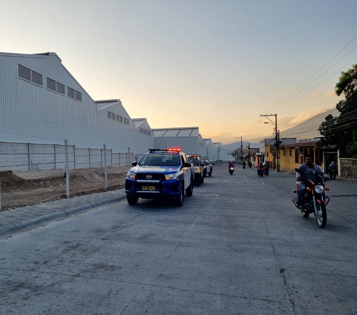 PNCdeGuatemala's tweet photo. #SeguridadYControl fase VII, se realiza, con instrucciones del @mingobguate a través de la #PNC en Amatitlán, Villa Nueva y Boca del Monte para brindar seguridad a los vecinos.
Si tiene información de utilidad para #PolicíaNacionalCivil25añosdeProtegerYServir llame al 1561 https://t.co/wcjF3nBtEU