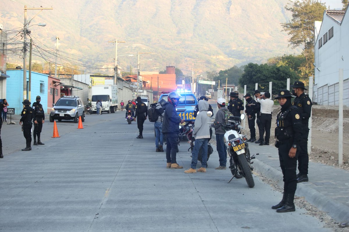 PNCdeGuatemala's tweet photo. #SeguridadYControl fase VII, se realiza, con instrucciones del @mingobguate a través de la #PNC en Amatitlán, Villa Nueva y Boca del Monte para brindar seguridad a los vecinos.
Si tiene información de utilidad para #PolicíaNacionalCivil25añosdeProtegerYServir llame al 1561 https://t.co/wcjF3nBtEU