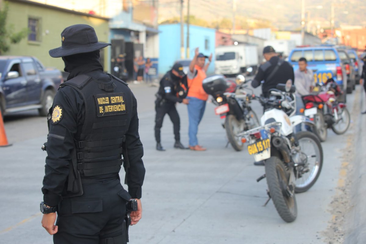 PNCdeGuatemala's tweet photo. #SeguridadYControl fase VII, se realiza, con instrucciones del @mingobguate a través de la #PNC en Amatitlán, Villa Nueva y Boca del Monte para brindar seguridad a los vecinos.
Si tiene información de utilidad para #PolicíaNacionalCivil25añosdeProtegerYServir llame al 1561 https://t.co/wcjF3nBtEU