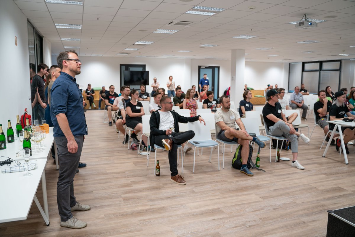 machal's tweet photo. Pár fotek ze včerejšího křtu knížky #VdCSSLayout.
🥂 📙
📷 @karfcz / @SUPERKODERS https://t.co/UTJx9uixjd