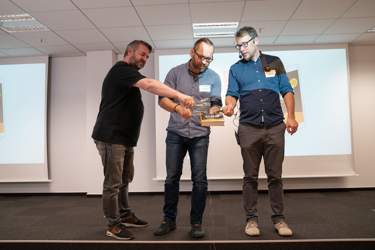 machal's tweet photo. Pár fotek ze včerejšího křtu knížky #VdCSSLayout.
🥂 📙
📷 @karfcz / @SUPERKODERS https://t.co/UTJx9uixjd