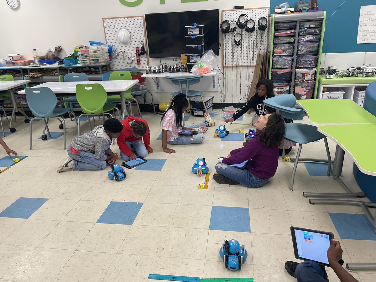 4th grade teams problem solve as the program dash to grip and move the block <a href="/janfirst/">Janice Rickey</a> <a href="/DionneSturdiva1/">Dionne Sturdivant</a> #futurecoders