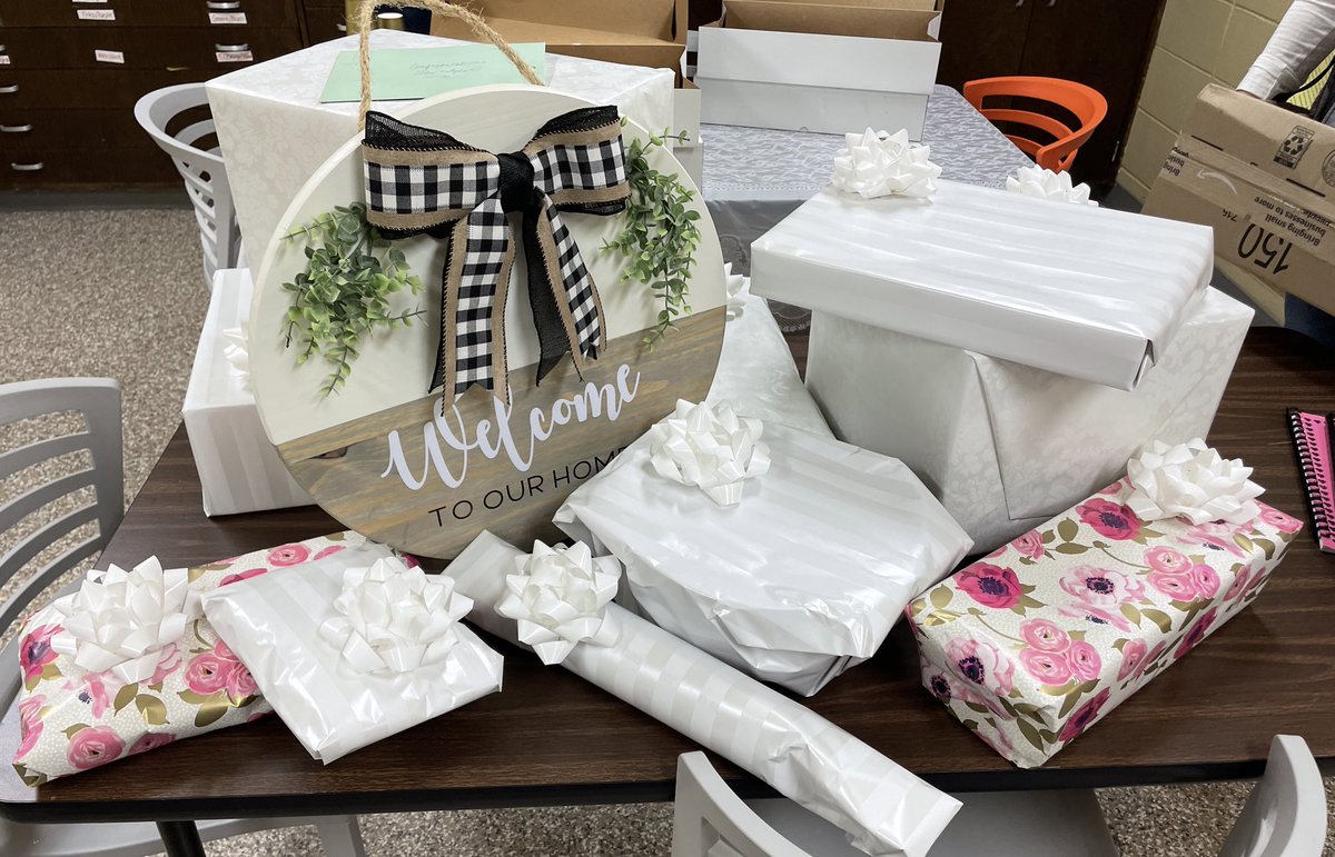 MrsLaMottGrade3's tweet photo. Ms. Haney is going to the chapel! 👰🏼💍🎁 Happy wedding shower day! 💞 #hlwwproud #lakerproud #hlwwlakers #3rdgrade #lakerleaders #weddingshower #mrswurm #fromMstoMrs https://t.co/TwNYjdtDNV