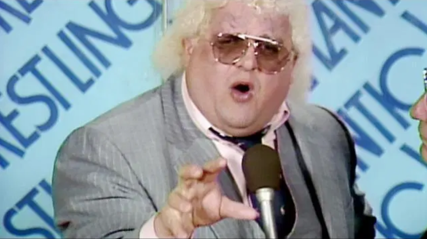 SrAlexGomez's tweet photo. Rivalidad, micro, leyenda. Una promo sobre wrestling que va más allá: la América profunda, los trabajadores, las desigualdades. Es #PromoClass: "Hard Times", de Dusty Rhodes.
🔐 Episodio para mecenas (€)
🗣️ Con @siuplex
🎙️🟠 https://t.co/HrojANVoIM
🎙️🟢 https://t.co/Yh2gGqfGPB https://t.co/4CxU59wLaV