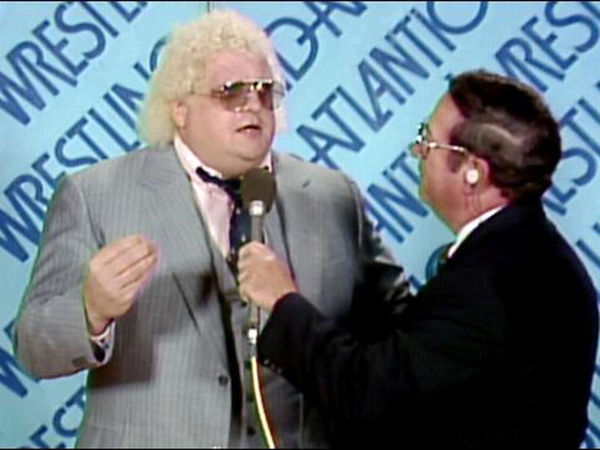 SrAlexGomez's tweet photo. Rivalidad, micro, leyenda. Una promo sobre wrestling que va más allá: la América profunda, los trabajadores, las desigualdades. Es #PromoClass: "Hard Times", de Dusty Rhodes.
🔐 Episodio para mecenas (€)
🗣️ Con @siuplex
🎙️🟠 https://t.co/HrojANVoIM
🎙️🟢 https://t.co/Yh2gGqfGPB https://t.co/4CxU59wLaV