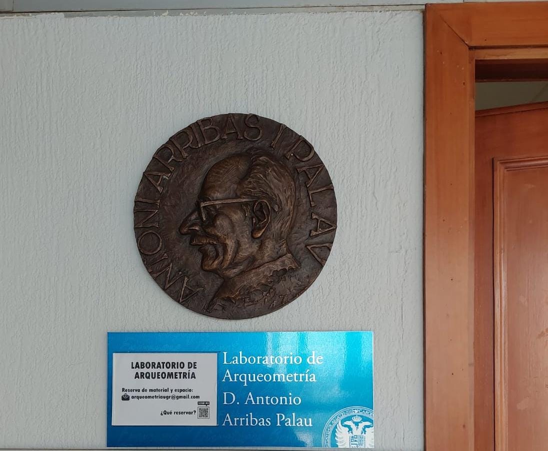 IGradante's tweet photo. multiple signacula, multiple issues!  Siracusa-Granada-Rome: 3 copies of the same Roman bronze seal.  Today XRF analysis and 3D modeling at the Laboratorio de Arqueometría D.  Antonio Arribas Palau, University of Granada. @Sicilyepigraphy
 #isicily #crossreads https://t.co/6kSOKdaBDU