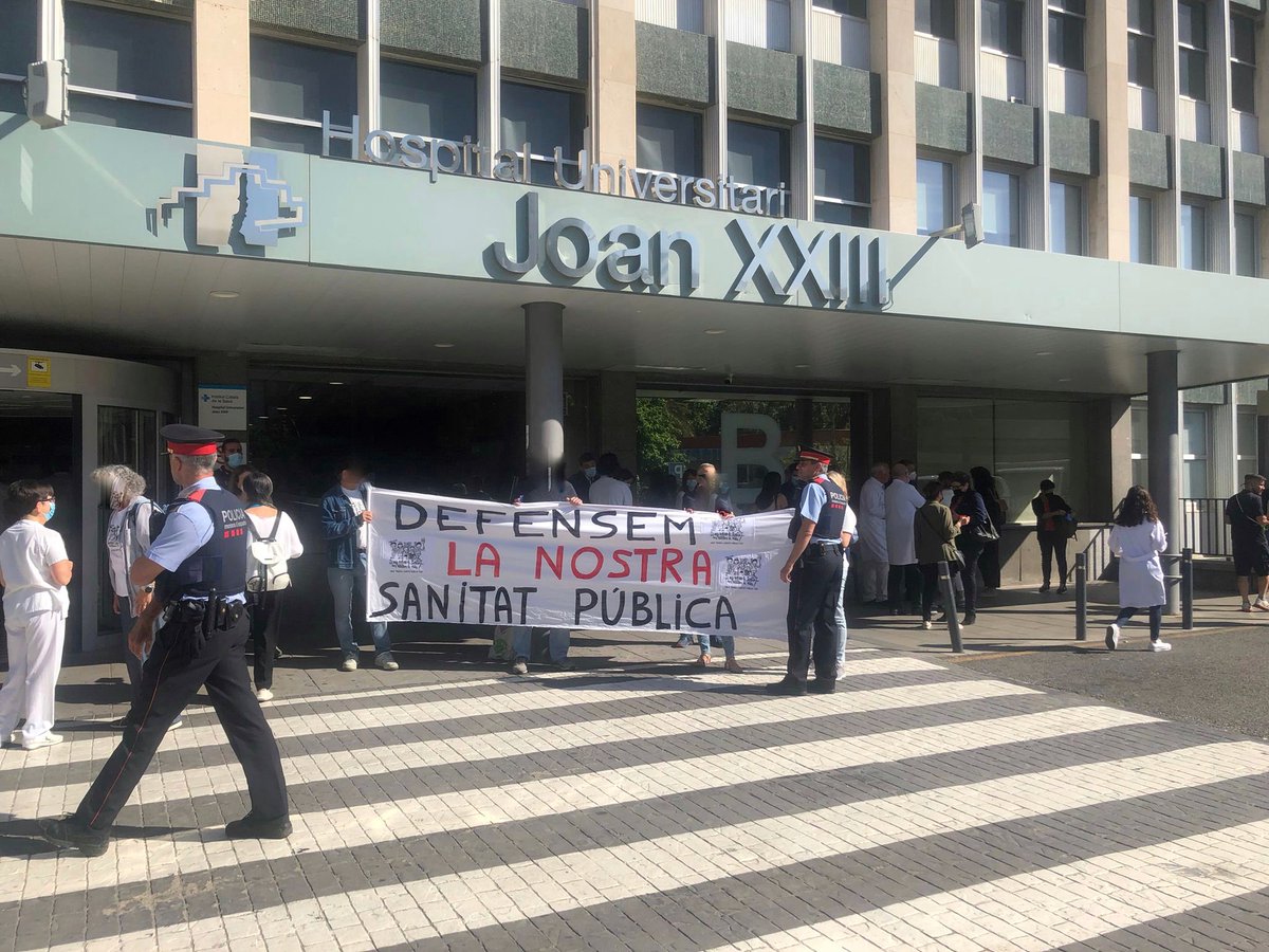 Obrim 🧵🔴DENUNCIEM!!🔴 Aquest matí a l'hospital Joan 23 ha vingut el conseller de <a href="/salutcat/">Salut</a> Josep Maria Argimon, venia per inaugurar una UCI,<a href="/SanitatTGNPubli/">Grup de treball en defensa de la Sanitat Pública</a> hem anat per denunciar les mancances i la privatització de la sanitat pública. 👇👇