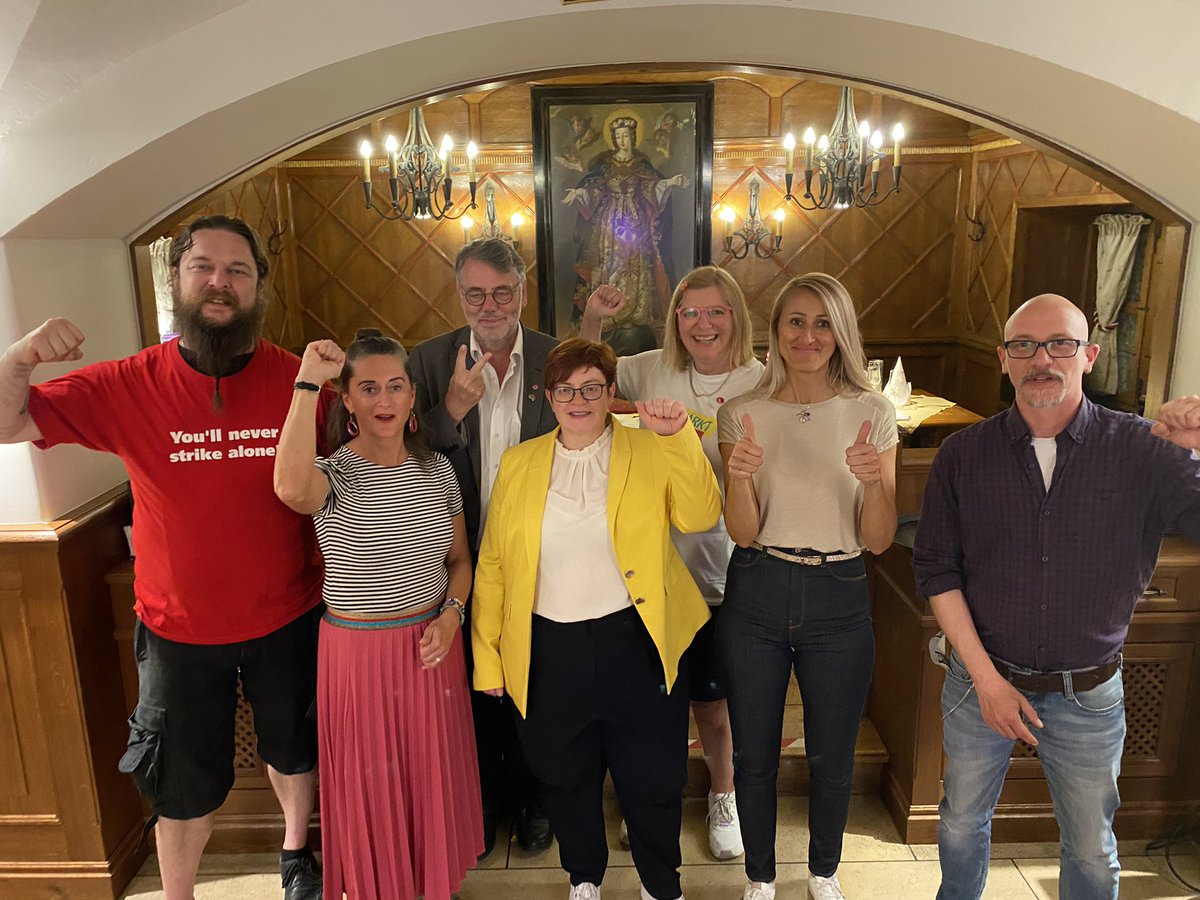 fex2stroke's tweet photo. Danke für den tollen Austausch. #mehrbrauchtmehr #kitasamlimit #verdi @MucPhilipp  Mit dabei unsere Verhandlungsführerin von Verdi Christine Bele https://t.co/fyBmv1AlvX