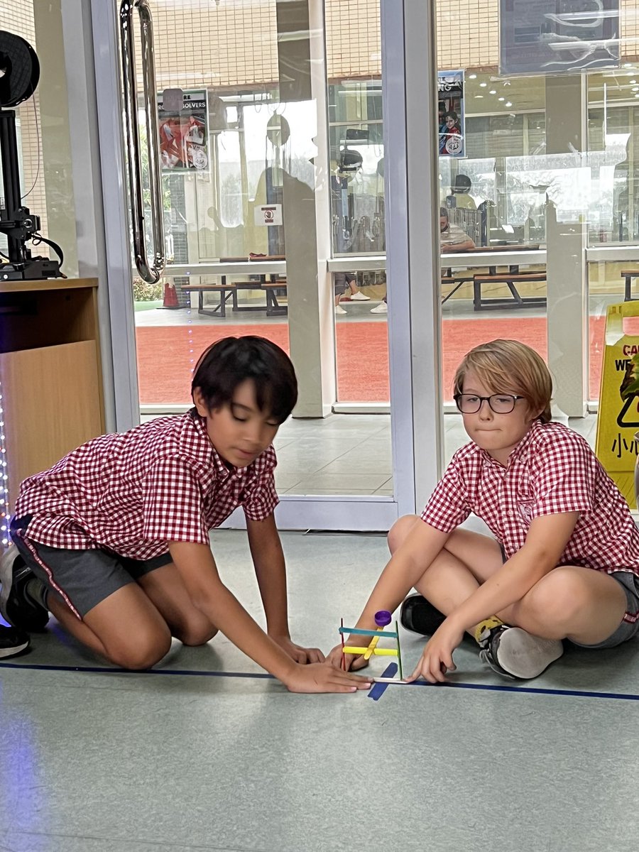 educ8torsarah's tweet photo. The Great Grade 4 Catapult Challenge! Students had so much fun using what they’ve learned about simple machines to design, test, and finally compete against each other with their catapults! @KhouloodAssad #TISMacao #TISSteam #makercenteredlearning https://t.co/fa979RrYQJ