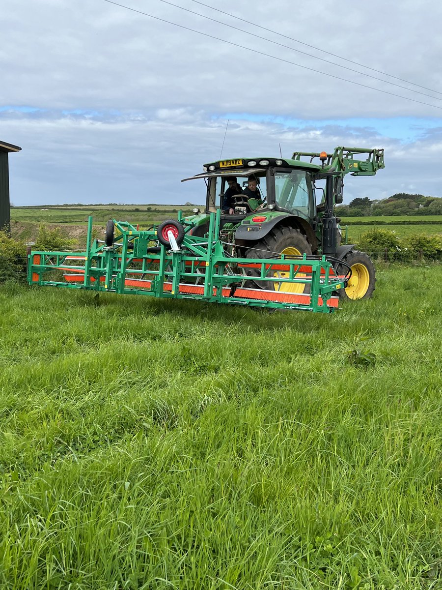 Getting set up with ⁦<a href="/Primewest_ltd/">Primewest Ltd</a>⁩ ⁦<a href="/Lyckegard/">Lyckegard</a>⁩ #combcut today 
Organic weed control - trying different ways of doing things 🤞
