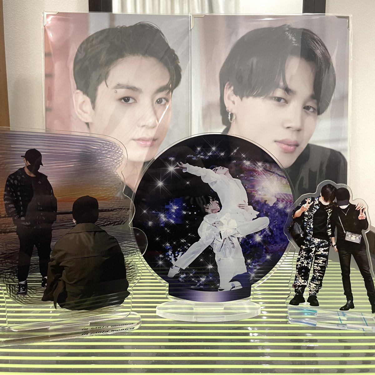 bnmpacific's tweet photo. amidst all the current anger, heartbreak, and uncertainty, i got to have a little moment of joy doing one of my little joys — unboxing merch. thank you, @diduseemybagph, for my ✨ accidental ✨ mini jikook acrylic stand haul from @baam_made!! 🤍🫶🏼 #PHBagHellaTrophies https://t.co/zIFPzHqMRP